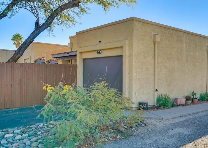 Holiday home 12 Mi To Dtwn Tucson: Tranquil Townhome W/ Office