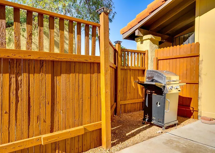 Holiday home 12 Mi To Dtwn Tucson: Tranquil Townhome W/ Office *
